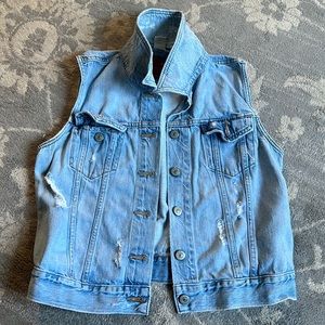 💙 Euc women’s Levi’s trucker jean jacket vest size large distressed